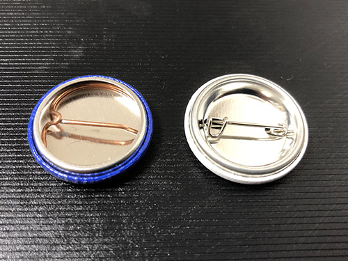 缶バッジの安全ピンとフックピンの違いとその選び方は？ | 缶バッジ製作屋